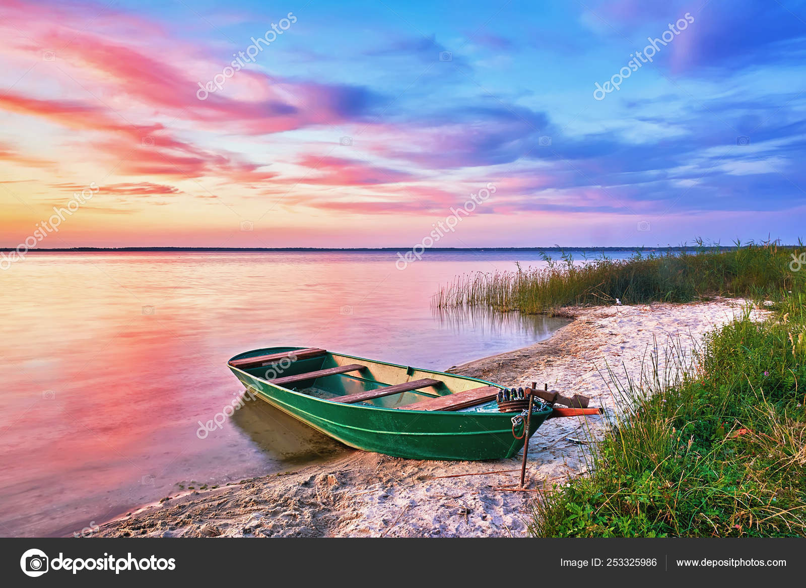 Sunset Lake Fishing Boat Shore Sky Clouds Reflected Water — Stock