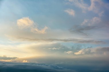 Bulutlu gökyüzü günbatımı gündoğumu.