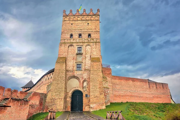 Yağmur sırasında bir ortaçağ kalesi-Lutsk (Ukrayna) içinde.