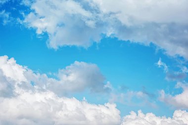 Bulutlu mavi gökyüzü.