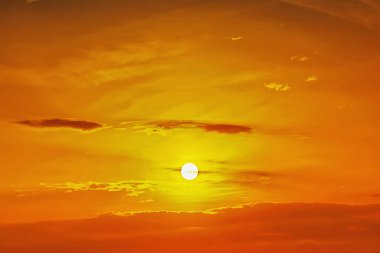 Bulutlu gökyüzü günbatımı güneş.