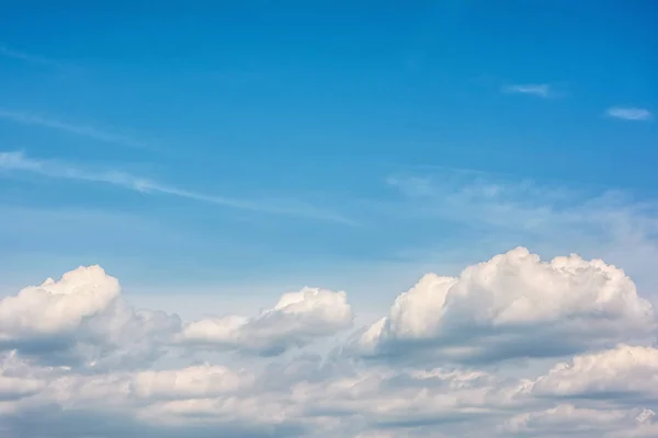 Untere Wolkendecke Und Dunst Blauen Himmel — Stockfoto