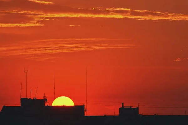 Paisagem Sol Pôr Sol Com Nuvens Primeiro Plano Silhuetas Telhados — Fotografia de Stock