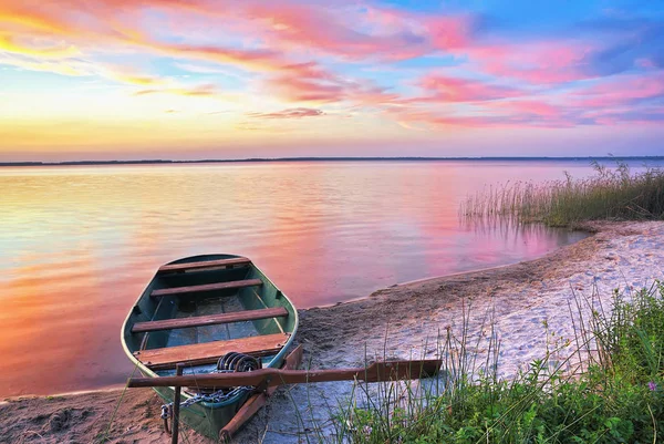 Beautiful Sunset Lake Fishing Boat Shore Sky Clouds Reflected Water — Stock Photo, Image