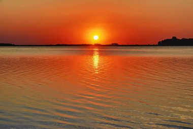 Gölde kırmızı gün batımı.