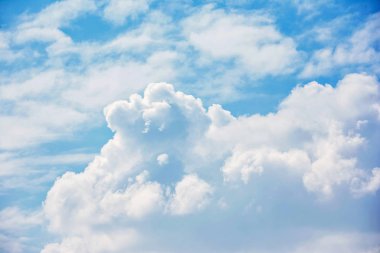 Bulutlu mavi gökyüzü.