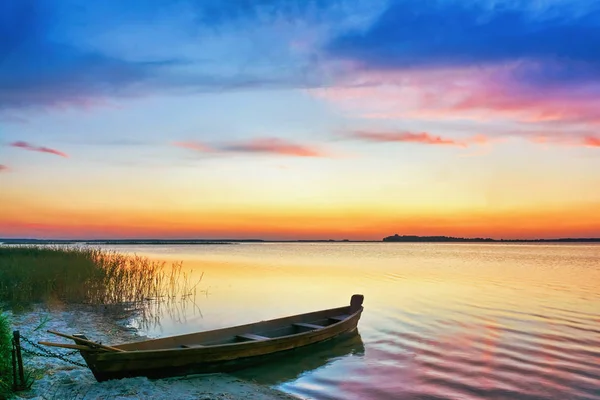 Solnedgång Sjön Fiskebåt Stranden — Stockfoto