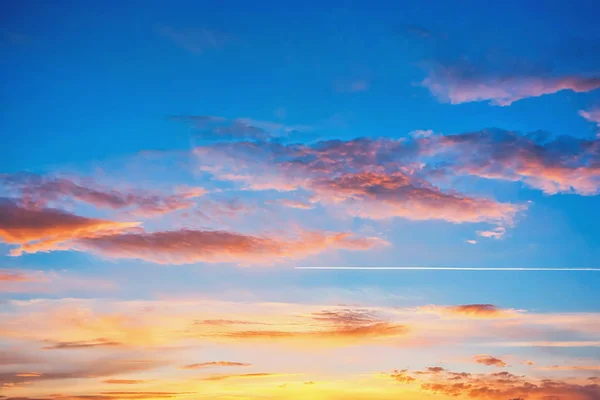 Tramonto All Alba Con Nuvole Percorso Del Velivolo — Foto Stock