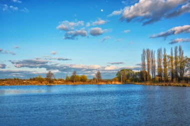 Göl kıyısında akşam.