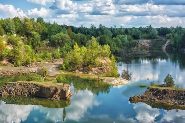 Ormandaki bazalt gölü eski bir taş ocağının olduğu yerde..