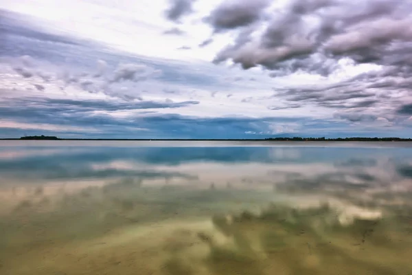 Вечер Озере Облаками Над Ним — стоковое фото