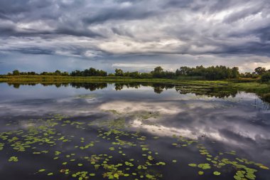 Nehir kıyısında fırtına bulutları.
