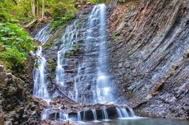 Dağ şelalesi - su yüksek bir uçurumdan düşüyor.