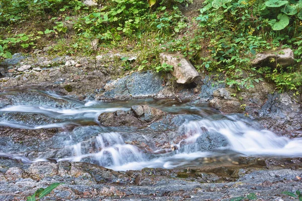 Piedras Río Montaña Con Cascada Pequeña — Foto de Stock