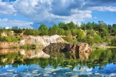 Eski bir ocağı sitesinde ormanda göl.