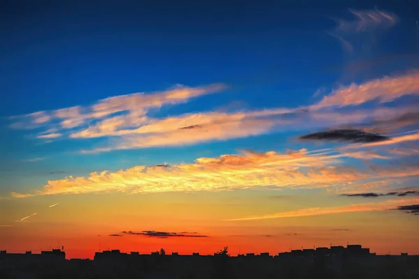 夕方の街中の日没時の空と雲 — ストック写真