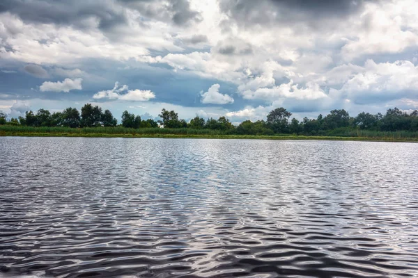 Nubes Tormenta Sobre Orilla Del Río — Foto de Stock