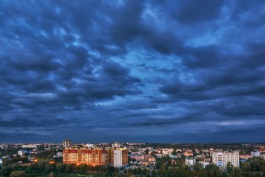 Gün batımında bulutlar akşam şehrinde.