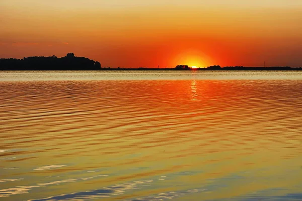 Puesta Sol Sobre Lago Sol Cielo Reflejan Agua — Foto de Stock