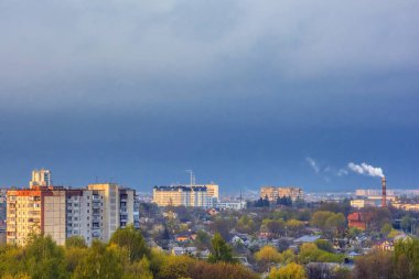 Gökyüzü bulutlu sabah şehir üzerinde.