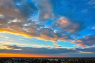 Akşam üstü gün batımı, bulutlu gökyüzü..