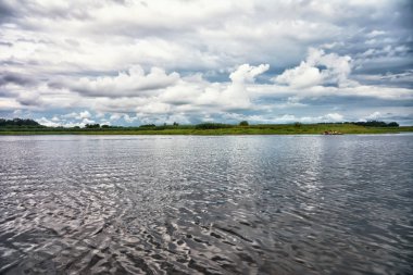 Havza üzerinde akşam fırtınası ve dramatik gökyüzü ve bulutlar.