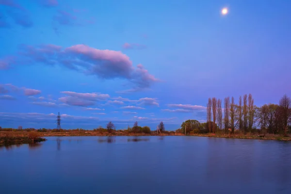 Crepúsculo Sobre Lago Cielo Azul Con Nubes Reflejadas Agua — Foto de Stock