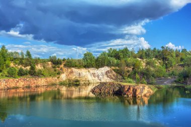 Ormandaki bazalt gölü eski bir taş ocağının olduğu yerde..