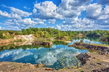 Ormandaki bazalt gölü eski bir taş ocağının olduğu yerde..