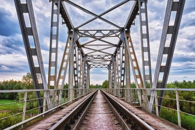 Gün batımında metal Demiryolu Köprüsü.