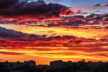 Sokak çatıları ile günbatımı zaman renkli kırmızı gökyüzü.