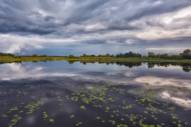 Havza üzerinde akşam fırtınası ve dramatik gökyüzü ve bulutlar.