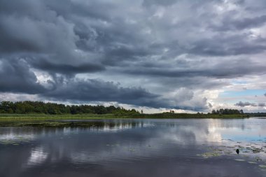 Havza üzerinde akşam fırtınası ve dramatik gökyüzü ve bulutlar.