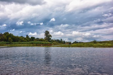 Nehrin üzerinde fırtına bulutları.