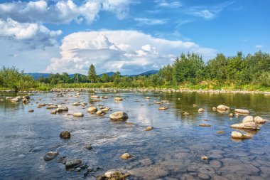 Yatay, dağlar, ağaçlar ve Nehri ön.