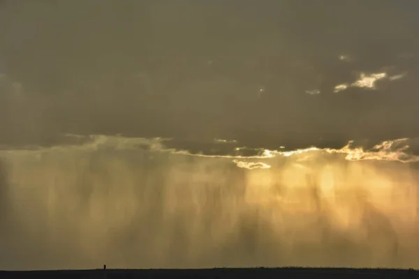Coucher Soleil Pendant Une Tempête Nuages Orageux Sur Prairie — Photo