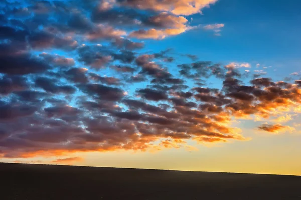 Paisaje Rural Nocturno Cielo Azul Con Nubes Atardecer Sobre Silueta —  Fotos de Stock