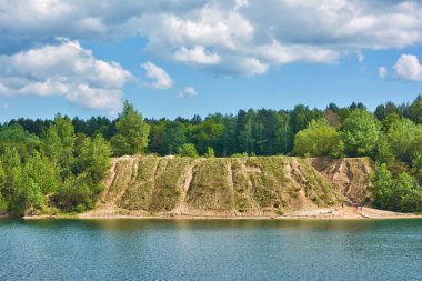 Ormandaki bazalt gölü eski bir taş ocağının olduğu yerde..