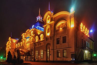 Lutsk Gece fotoğrafları tren istasyonu (Ukrayna).