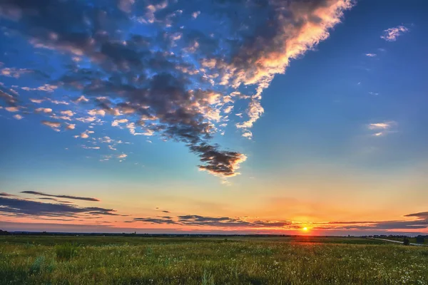 Закат Над Лугами Поля Облаками Голубом Небе — стоковое фото
