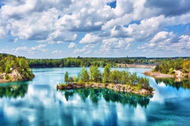 Ormandaki bazalt gölü eski bir taş ocağının olduğu yerde..
