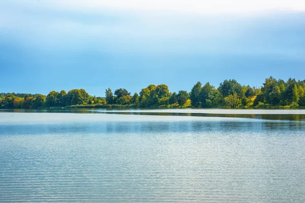 Día Soleado Orilla Del Río — Foto de Stock