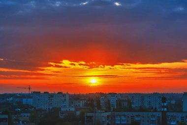 Gündoğumu ve gökyüzü bulutlu sabah şehir üzerinde.
