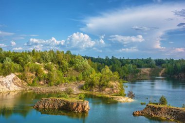 Ormandaki bazalt gölü eski bir taş ocağının olduğu yerde..