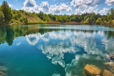 Ormandaki bazalt gölü eski bir taş ocağının olduğu yerde..