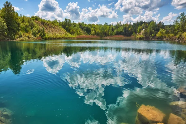 Ormandaki bazalt gölü eski bir taş ocağının olduğu yerde..