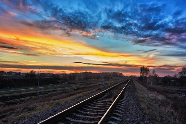 Céu Com Nuvens Pôr Sol Sobre Trilhos Ferroviários — Fotografia de Stock