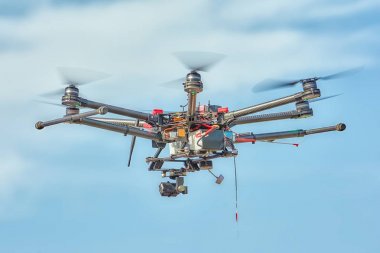 Güzel gökyüzünde kamera ile uçan bir multicopter.