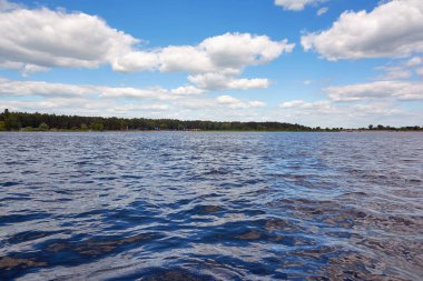 Manzara - nehir, nehir kıyısı, mavi gökyüzünde bulutlar.