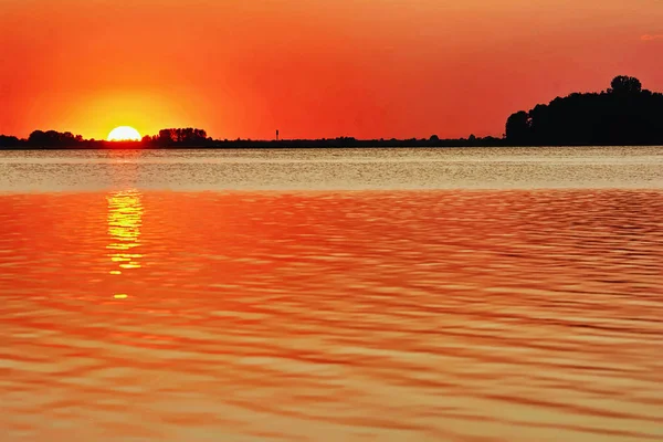 Puesta Sol Sobre Lago — Foto de Stock